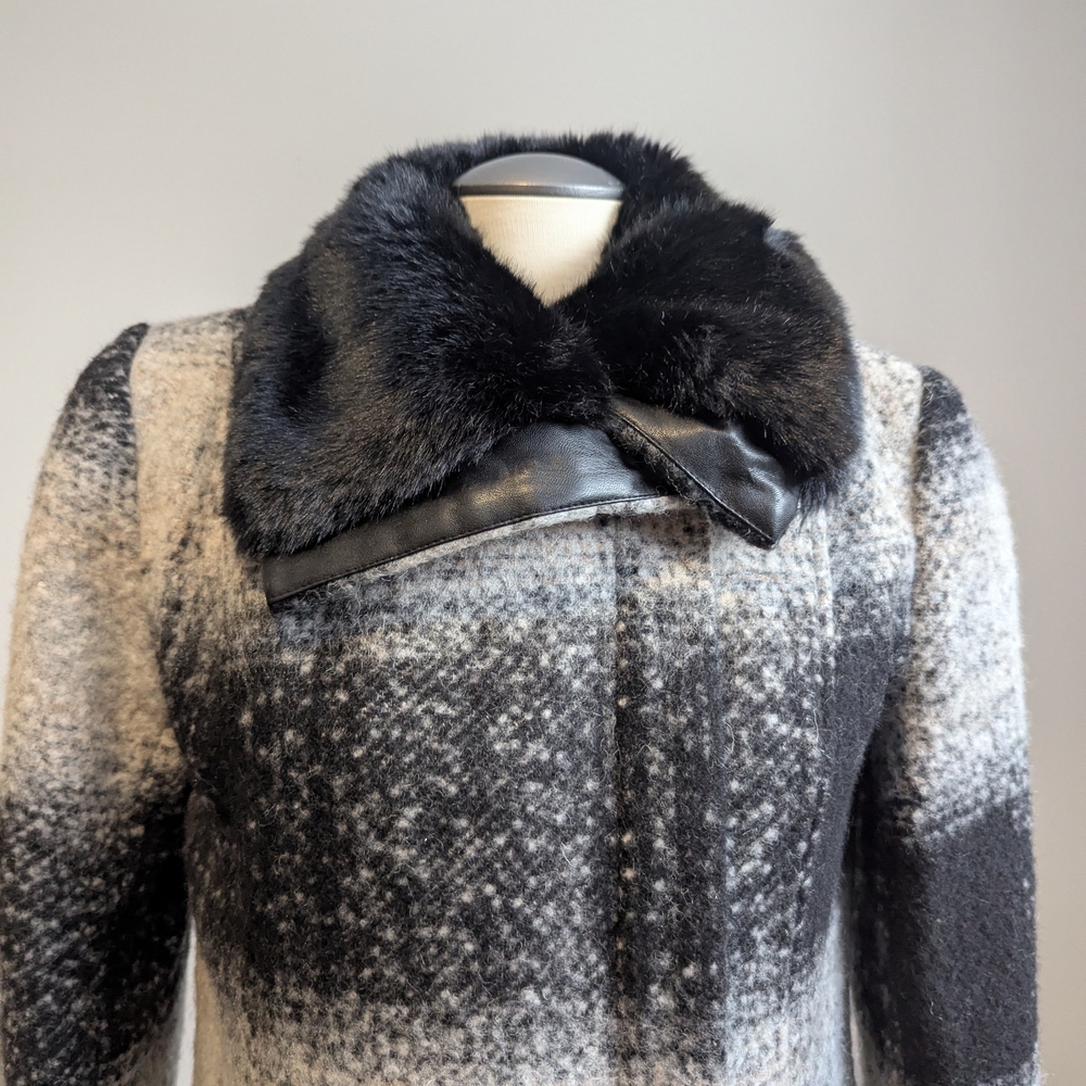 Black Grey Plaid Wool Coat Faux Fur Collar Long Jacket Warm Goth Cozy - Picture 8 of 13